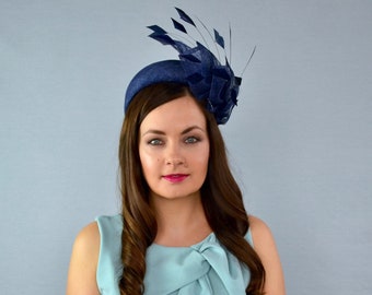 Bandeau bleu marine avec plumes - Fascinator bleu marine - Bandeau bleu marine - Chapeau d'invité de mariage - Chapeau Ascot - Chapeau de baptême