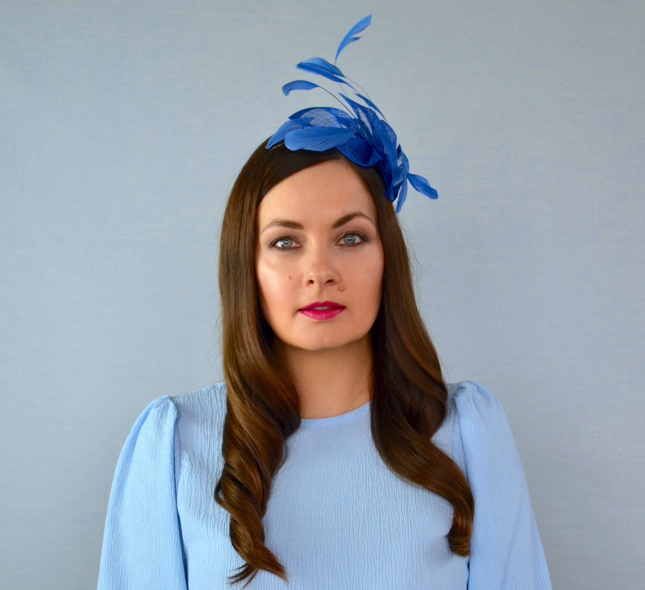 Sinamay-Fascinator Mit Blume & Feder – Elegante Haarklammer Mit Anstecknadel In Königsblau, Für Hochzeiten & Events