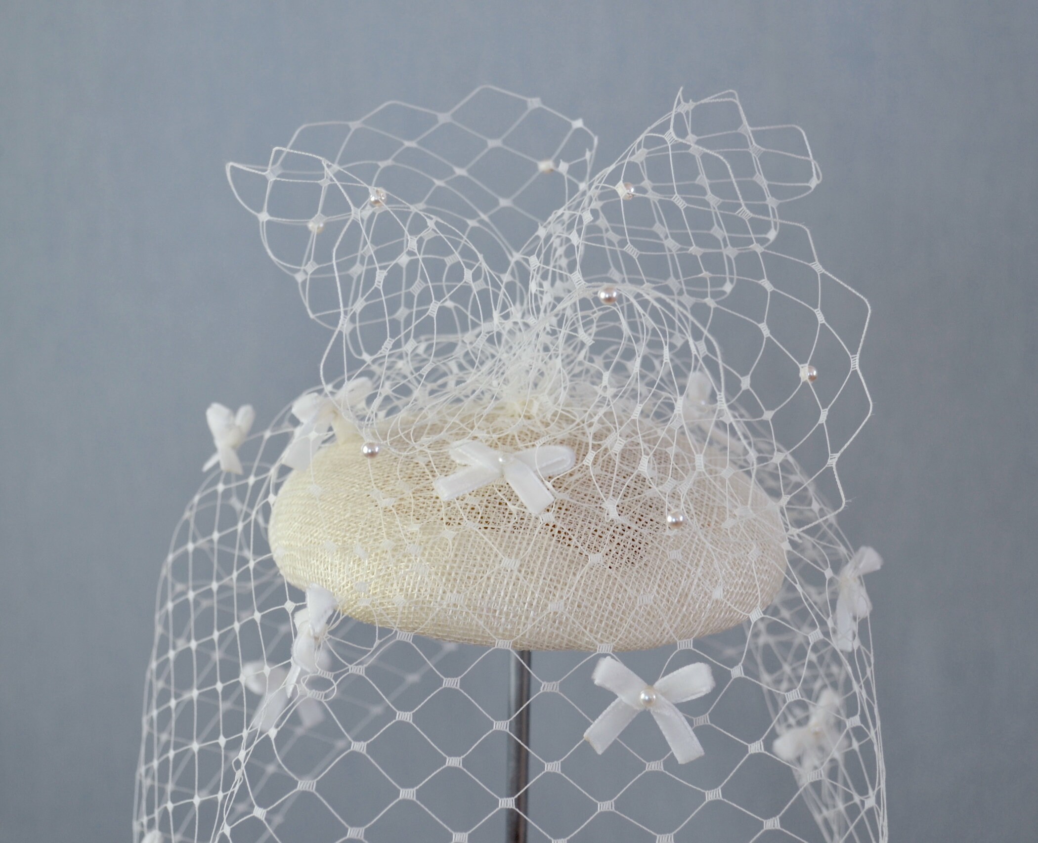 Ivory Straw Pillbox Hat With Birdcage Veil and Mini Bows  display picture 1