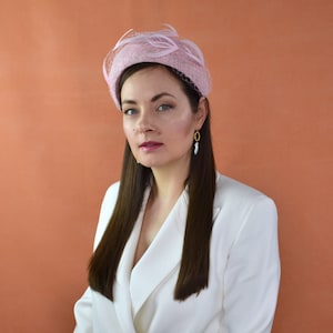 TALULLA - Hellrosa Stroh Stirnband mit Schleier und Federn - Hellrosa Stirnband - Hellgelbes Stirnband - Rosa Fascinator - Hochzeitsgast Hut
