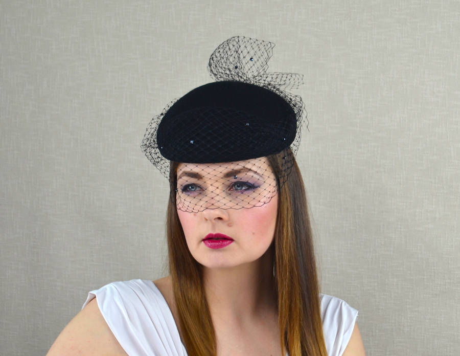 Noir Cage à oiseaux Voile Plume Pilulier Chapeau Cheveux Fascinator races funérailles Clip 3916 Noir Cage à oiseaux Voile Plume Pilulier Chapeau Cheveux Fascinator races funérailles Clip 3916