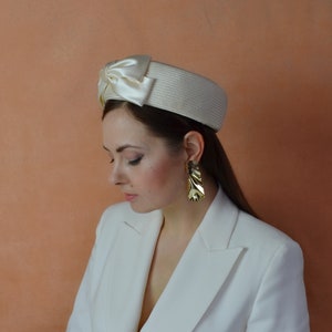 CHRISTA chapeau de paille ivoire classique avec noeud en soie et voile cage à oiseaux chapeau boîte à pilules ivoire chapeau de mariage chapeau de baptême image 7
