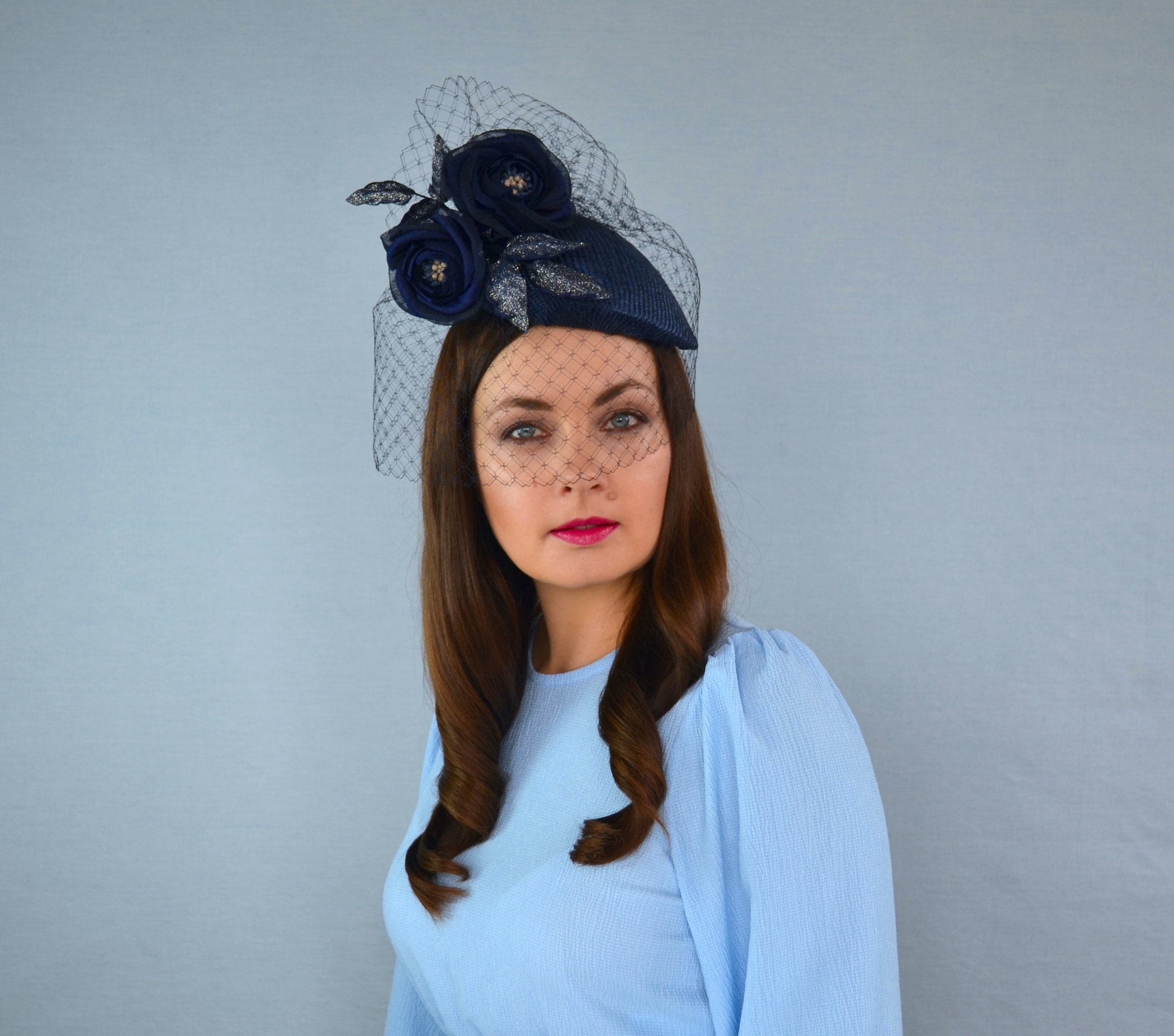シュエット　ベルセゾンクラシックハット　アリスブルー BELLINDA - Navy Blue Pillbox Hat With Vintage Birdcage Veil and