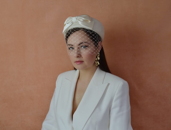 CHRISTA - Classic Ivory Straw Pillbox Hat With Silk Bow and  display picture 2
