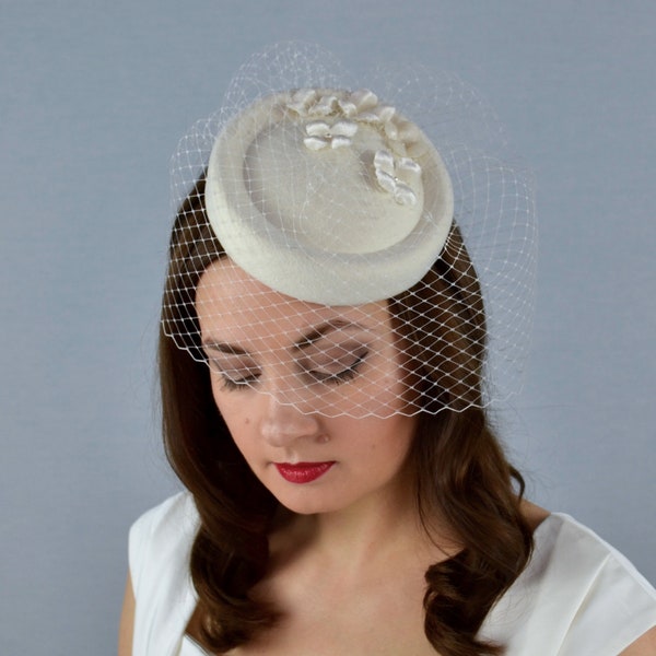 BONNIE - chapeau de pilulier de mariée avec voile cage à oiseaux et fleurs en velours - chapeau de mariage - chapeau de mariée - fascinateur de mariée - chapeau de baptême