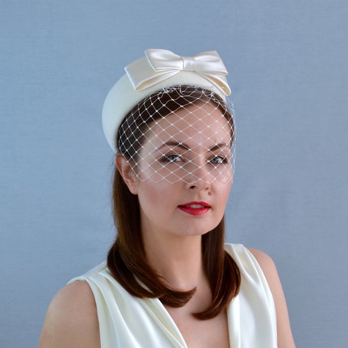 RUTH - Classic Ivory Velour Felt Pillbox Hat With Silk Bow  display picture 3