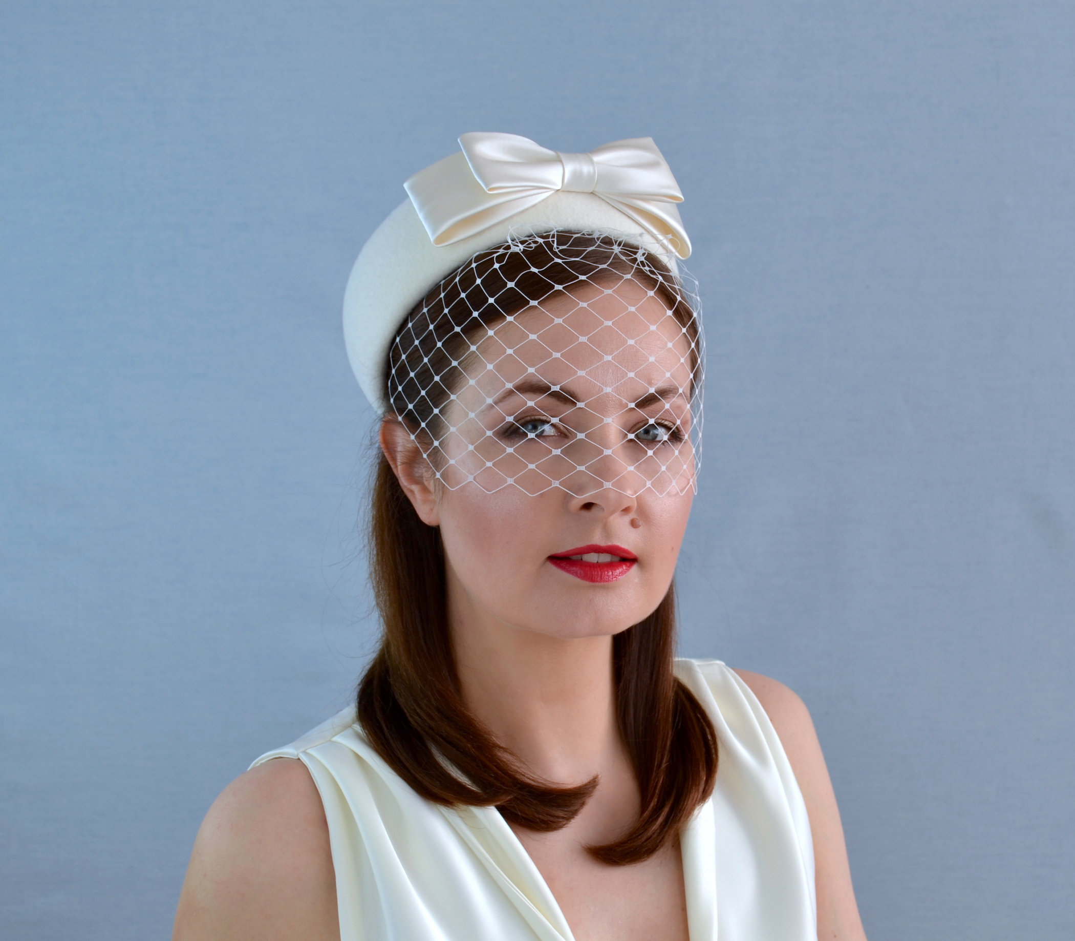 Mariouat Bridal Veils Cream Fur Hat with Comb Simple Round Pillbox Vintage Bride Small Ivory Wedding Felt Pill Box Veil Fascinator Hat  main image 2