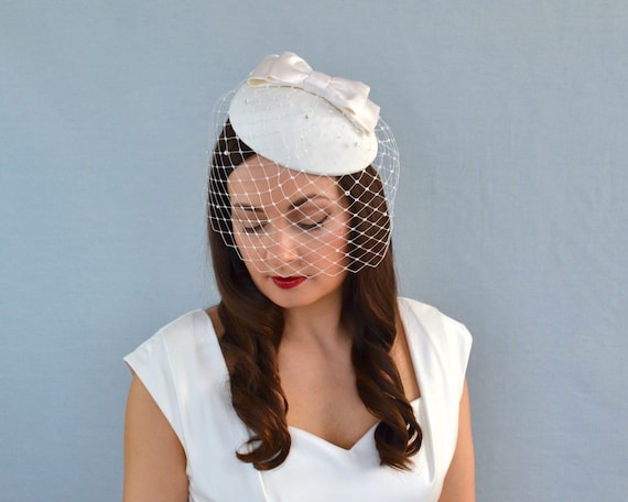 BREA - Silk Bridal Pillbox Hat With Bow and Birdcage Veil  display picture 3