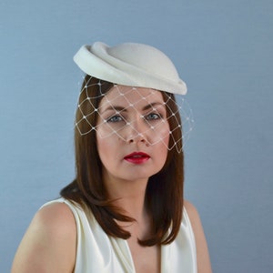 LAILA - Pleated Ivory Velour Felt Cocktail Hat with Birdcage Veil - Ivory Fascinator - Bridal Hat - Christening Hat -Birdcage veil
