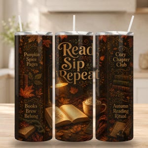 Peut inclure: Trois gobelets cylindriques avec des pailles blanches arborant un motif automnal. L'impression montre des feuilles tombantes, des piles de livres, une tasse fumante et le texte Read Sip Repeat, Pumpkin Spice Pages, Books Brew Belong, Cozy Chapter Club et Autumn Reading Ritual.