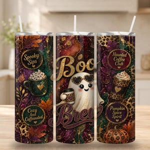 Peut inclure: Trois gobelets cylindriques avec des pailles blanches présentant un motif automnal sombre de feuilles, d'imprimé léopard et un fantôme portant des lunettes en forme de cœur. Le texte inclut Spooky Sips, Boo Brew, Haunted Coffee Club et Pumpkin Spice Spirit.