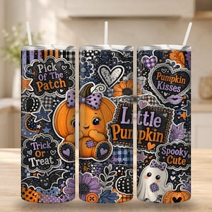 Peut inclure: Un gobelet cylindrique avec paille arborant un motif sombre sur le thème d'Halloween avec des citrouilles orange, un fantôme blanc, des nœuds violets, des cœurs et des étoiles. Le texte inclut Pick of the Patch, Trick or Treat, Little Pumpkin, Pumpkin Kisses et Spooky Cute.