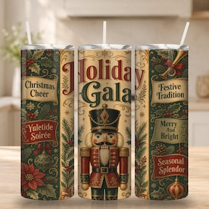 Peut inclure: Un gobelet cylindrique avec une paille blanche arborant un motif de Noël vintage. L'impression comprend un casse-noisette, du houx, des poinsettias et le texte Christmas Cheer, Yuletide Soiree, Holiday Gala, Festive Tradition, Merry And Bright et Seasonal Splendor.