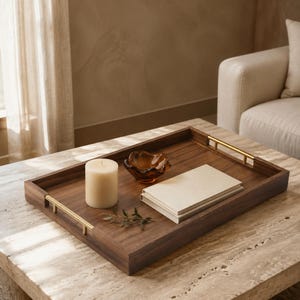 Bandeja de servir de nogal, rectangular, de madera con asas doradas.