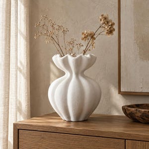 Decoración para mesa consola, jarrón de cerámica blanca con textura estriada y borde ondulado.