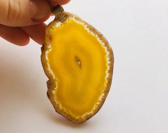 Veines jaunes peint pendentif agate onyx brésilien bagués avec alpaga fait à la main suspendu connecteur, collier tranche d’Agate, Agate pendant