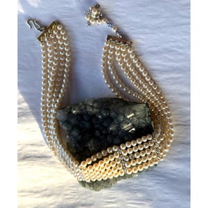 Collana girocollo vintage a più fili con perle finte e barretta di strass.