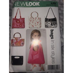Può includere: Una busta per cartamodello New Look 6391 per borse in sei stili. La parte anteriore mostra illustrazioni di varie borse, tra cui stampe floreali, una pochette nera tinta unita e una borsa hobo rosa tinta unita, con il testo New Look 6391.