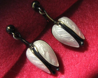 Boucles d'oreilles 3D vintage TULIPE ÉMAIL DE NORVÈGE -- émail blanc neige sur sterling, à visser, excellent état, fleur de plus grande taille