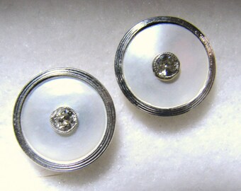 Clous d'oreilles VICTORIAN uniques -- convertis à partir de clous de chemise, or blanc/jaune 14 carats, diamants et nacre, 3 g au total, 1/2 po. de diamètre. Percé/tige