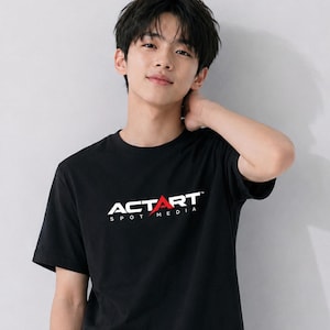 Peut inclure: Un t-shirt noir à manches courtes avec le texte blanc ACTART incluant un A rouge, suivi du texte blanc plus petit SPOT MEDIA en dessous. Le t-shirt présente une encolure ronde et une coupe standard, offrant une apparence sobre et épurée.