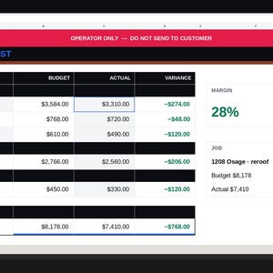 Op de afbeelding: Een digitaal spreadsheet getiteld FIELDKIT JOB COST voor 1208 Osage reroof. De tabel toont kolommen voor Categorie, Budget, Werkelijk en Verschil, met items zoals dakshingles, sloopmaterialen, ijs- en waterbescherming en vergunningskosten.