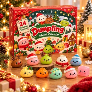 Könnte beinhalten: Eine rote, rechteckige Dumpling-Adventskalender-Box mit dem Text 24 Christmas Surprises und Cartoon-Figuren. Davor stehen elf kleine, lächelnde, knödelartige Figuren, die festliche Mützen und Accessoires wie Rentiergeweihe tragen.