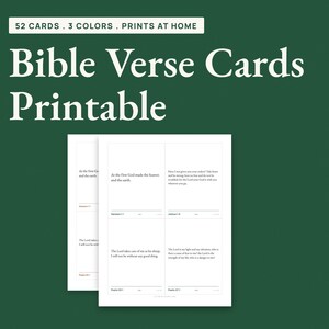 Può includere: Un set di carte con versetti biblici stampabili su carta bianca su sfondo verde scuro. Il testo recita 52 CARDS. 3 COLORS. PRINTS AT HOME. Bible Verse Cards Printable. Le carte presentano testo nero con specifici versetti biblici.