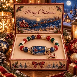 Könnte beinhalten: Ein Perlenarmband mit roten, grünen, blauen und weißen Perlen, einem zentralen zylindrischen Anhänger mit dem Weihnachtsmann im Schlitten und einem goldenen Schlitten-Anhänger, präsentiert in einer dekorativen Merry Christmas-Box.