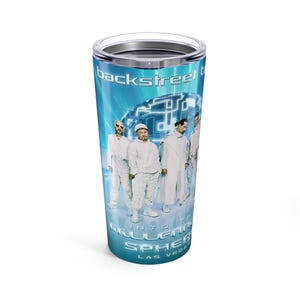 Könnte beinhalten: Ein Edelstahl-Reisebecher mit den Backstreet Boys. Das Design zeigt die Bandmitglieder in weißen Outfits vor einem blauen Hintergrund mit dem Text "Into the Millennium Sphere Las Vegas."