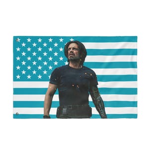 Peut inclure: Drapeau rectangulaire avec un homme en chemise noire et un bras métallique, sur fond de drapeau américain à rayures et étoiles bleues et blanches. L'homme regarde vers le haut.