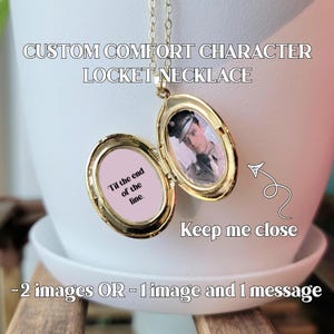 Könnte beinhalten: Goldfarbene Medaillon-Halskette mit Foto und dem Text "Til the end of the line." Das Medaillon ist geöffnet und zeigt ein Bild einer Person. Der Text "Keep me close" ist ebenfalls sichtbar.