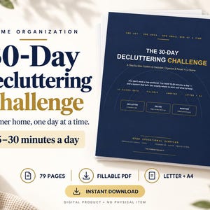 Puede incluir: Un documento de desafío de organización de 30 días con portada azul oscuro y texto dorado. Incluye el título, un sistema paso a paso, 79 páginas, formato PDF rellenable y opciones de tamaño carta y A4.