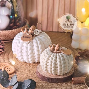 Könnte beinhalten: Zwei weiße Kürbisse mit strukturiertem Strickmuster. Der größere Kürbis hat ein braunes Etikett mit dem Wort LOVE und einen kleinen weißen Knopf. Der kleinere Kürbis steht auf einer Holzscheibe. Ein Logo zeigt POLYTREE STL & 3MF 3D PRINT FILE.