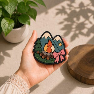 Écusson en PVC Coquette Campfire Mountain, accessoire d'équipement de plein air de 7,6 cm (fixation auto-agrippante)
