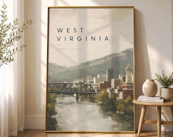 Könnte beinhalten: Ein gerahmter Kunstdruck mit einer malerischen Landschaft einer Stadtsilhouette entlang eines Flusses mit einer großen Brücke. Der Text lautet WEST VIRGINIA und ALMOST HEAVEN in schwarzer Schrift vor einem neutralen Hintergrund aus Hügeln und Wasser.