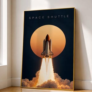 Könnte beinhalten: Ein vertikales, rechteckiges Wandbild in einem dünnen goldenen Rahmen zeigt ein Space Shuttle, das vor einer großen orangefarbenen Sonne startet. Der dunkelblaue Hintergrund kontrastiert mit dem weißen Abgasrauch und den Flammen. Der Text SPACE SHUTTLE ist oben in Weiß gedruckt.