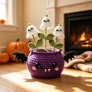 Bambola fantasma all'uncinetto a forma di vaso di fiori per Halloween, decorazione a forma di calderone amigurumi fatta a mano, simpatico ornamento da scrivania stagionale spettrale per un regalo