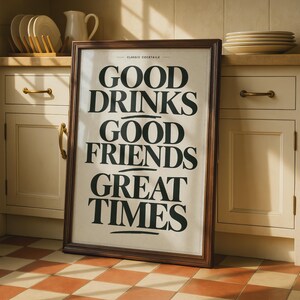 Könnte beinhalten: Ein rechteckiges gerahmtes Wandbild mit einem dunkelbraunen Holzrahmen und einem cremefarbenen Hintergrund. Der Text lautet oben "CLASSIC COCKTAILS", gefolgt von "GOOD DRINKS", "GOOD FRIENDS" und "GREAT TIMES" in fetter, schwarzer Schrift.