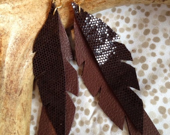 Leather feather earrings in dark brown