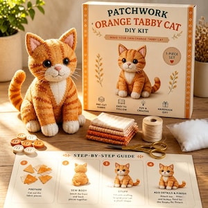 Pode incluir: Um kit de bricolage para um gato malhado laranja em patchwork, incluindo uma peluche acabada, uma caixa com a etiqueta Patchwork Orange Tabby Cat DIY Kit, quadrados de tecido, um carretel de linha, tesoura, enchimento e um guia ilustrado de quatro passos.