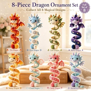 Könnte beinhalten: Ein 8-teiliges Drachen-Ornament-Set mit gehäkelten Drachen in Rot, Blau, Grün, Lila, Gelb, Hellblau, Pink und Lavendel. Jeder Drache hat einen spiralförmigen Schwanz, Flügel und thematische Verzierungen wie Sterne, Schneeflocken und Blätter.