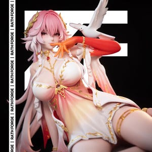 Könnte beinhalten: Eine Anime-Sammelfigur mit einem Charakter mit rosa Haaren, einem goldenen Lorbeerkranz und einem weiß-rosa Outfit mit goldenen Akzenten. Eine weiße Taube sitzt auf der Schulter. Der Text RATH FORGE ist deutlich zu erkennen.