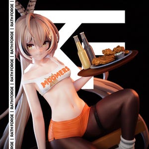 Puede incluir: Una figura coleccionable estilo anime con cabello largo castaño claro, vistiendo un top corto blanco con el texto MOOMERS en naranja, pantalones cortos naranjas y medias negras. La figura sostiene una bandeja con dos botellas y comida frita.