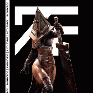 Könnte beinhalten: Eine braune, metallisch wirkende Figur, die einen Charakter mit einer großen, dreieckigen, pyramidenförmigen Kopfbedeckung darstellt. Die Figur trägt ein dunkles, strukturiertes Kleidungsstück und hält ein massives Schwert. Der Text RATH FORGE ist sichtbar.
