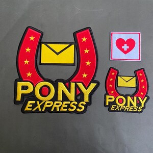 Puede incluir: Dos parches bordados con una herradura roja con estrellas amarillas, un sobre amarillo y el texto PONY EXPRESS en amarillo, junto a un parche cuadrado blanco con borde rojo y un corazón rojo con un símbolo de cruz blanca.