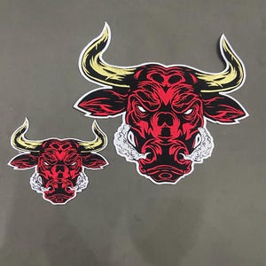 Parche bordado con cabeza de toro rojo feroz - Parche termoadhesivo/para coser de toro con cuernos furiosos