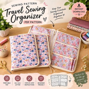 Puede incluir: Un patrón PDF de organizador de costura de viaje en tela morada clara con un estampado floral de flores rosas, naranjas y azules. El organizador se muestra plegado y abierto, revelando bolsillos interiores y ranuras para suministros.