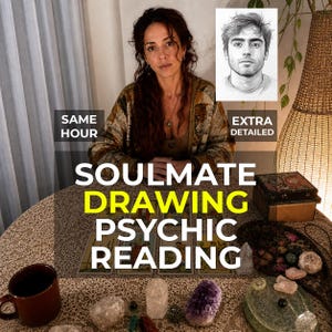 Può includere: Una persona siede a un tavolo con tarocchi, cristalli e una tazza. Nell'angolo è esposto uno schizzo in bianco e nero di un uomo. Il testo recita: SAME HOUR, EXTRA DETAILED, SOULMATE DRAWING PSYCHIC READING. Il tavolo ha una tovaglia di pizzo.