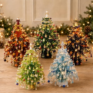 Pode incluir: Cinco árvores decorativas de mesa com missangas intrincadas e ornamentos pendentes. A coleção inclui uma árvore de outono, uma verde, uma preta com tema de Halloween, uma verde-clara e uma árvore azul de inverno com luzes integradas.